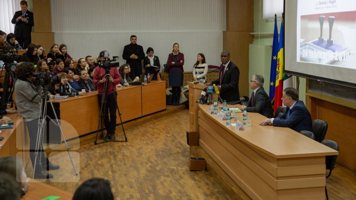 (FOTO) Ambasadorul SUA la Chişinău s-a întâlnit cu studenţii de la FRIŞPA: Moldovenii au demonstrat că pot fi uniţi în drumul lor european