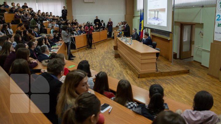 (FOTO) Ambasadorul SUA la Chişinău s-a întâlnit cu studenţii de la FRIŞPA: Moldovenii au demonstrat că pot fi uniţi în drumul lor european