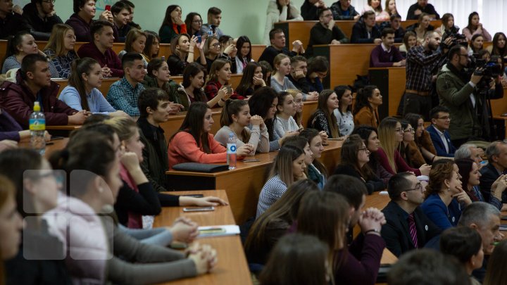 (FOTO) Ambasadorul SUA la Chişinău s-a întâlnit cu studenţii de la FRIŞPA: Moldovenii au demonstrat că pot fi uniţi în drumul lor european