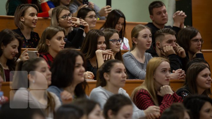 (FOTO) Ambasadorul SUA la Chişinău s-a întâlnit cu studenţii de la FRIŞPA: Moldovenii au demonstrat că pot fi uniţi în drumul lor european