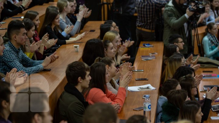 (FOTO) Ambasadorul SUA la Chişinău s-a întâlnit cu studenţii de la FRIŞPA: Moldovenii au demonstrat că pot fi uniţi în drumul lor european