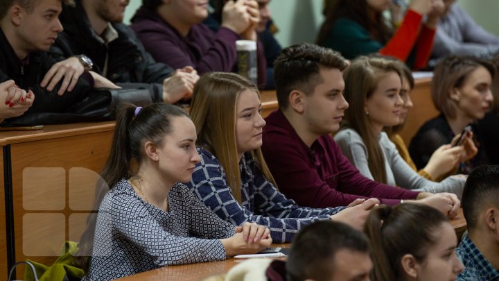 (FOTO) Ambasadorul SUA la Chişinău s-a întâlnit cu studenţii de la FRIŞPA: Moldovenii au demonstrat că pot fi uniţi în drumul lor european