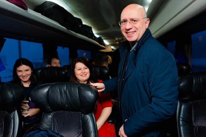 Au un loc de muncă bine plătit acasă. Caravana PDM, în frunte cu Pavel Filip, în vizită la angajaţii unei fabrici din Soroca