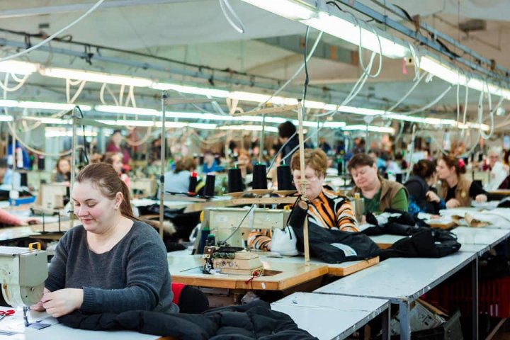 Au un loc de muncă bine plătit acasă. Caravana PDM, în frunte cu Pavel Filip, în vizită la angajaţii unei fabrici din Soroca