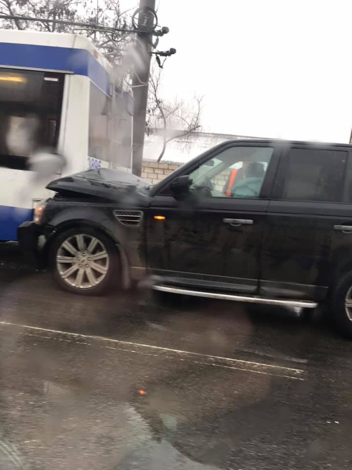 Accident GRAV în Capitală. O şoferiţă a intrat cu maşina direct într-un troleibuz (VIDEO)