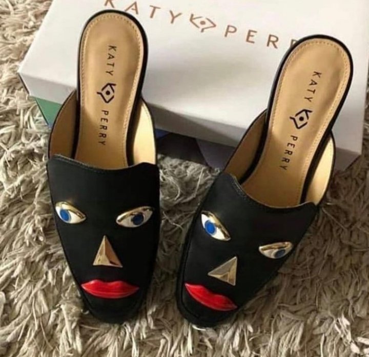 Katy Perry și-a scos din vânzare pantofii. Design-ul original, bănuit de aluzie rasistă (FOTO)