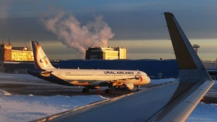 MOMENTE GROAZNICE: Scara mobilă a unui avion s-a rupt la îmbarcare. Sunt răniți (VIDEO)