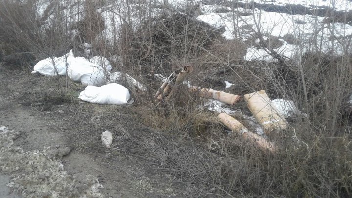 REVOLTĂTOR! Locuitorii din Tohatin aruncă gunoiul pe marginea drumului. Imagini dezolante pe carosabil (FOTO)