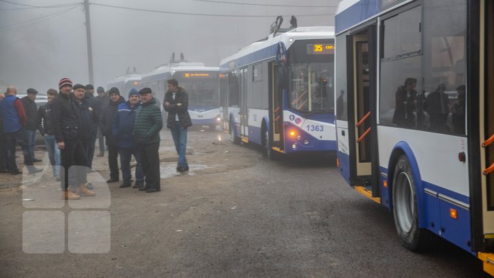 Veste bună pentru locuitorii din Durleşti. De astăzi, circulă noua linie de troleibuz 35 (FOTOREPORT)