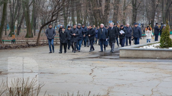 Parcul Alunelul va prinde culoare. Până la Ziua Oraşului din acest an va fi reparat pavajul (FOTOREPORT)