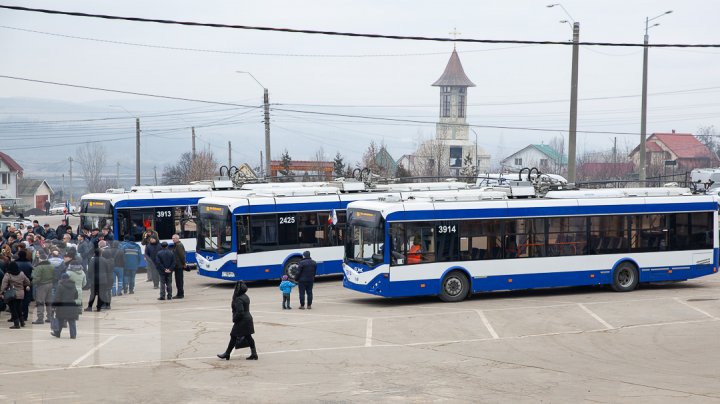 De astăzi, locuitorii din Ialoveni pot călători cu troleibuzul până în centrul Capitalei. Cât va costa o călătorie (FOTOREPORT)