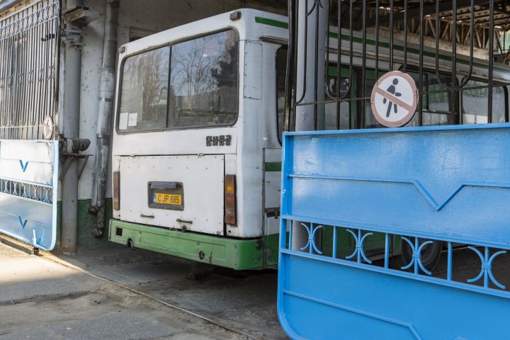 Cu rugină, zgomotoase și incomode. Cum arătau vechile autobuze care au fost înlocuite cu altele 25 (FOTOREPORT) 