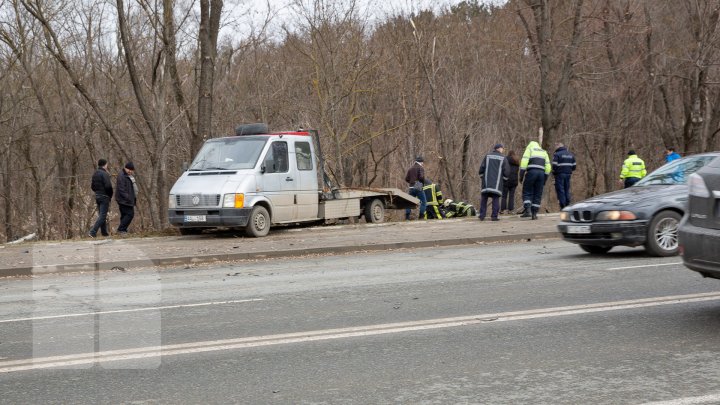 ACCIDENT GRAV în Capitală. A DOBORÂT cu maşina un copac şi s-a răsturnat într-un şanţ. Poliţia, pompierii, la faţa locului  (FOTO/VIDEO)