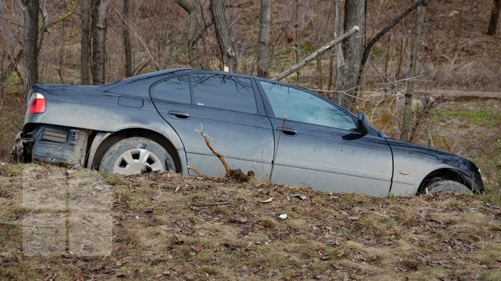 ACCIDENT GRAV în Capitală. A DOBORÂT cu maşina un copac şi s-a răsturnat într-un şanţ. Poliţia, pompierii, la faţa locului  (FOTO/VIDEO)