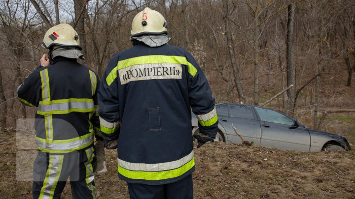 ACCIDENT GRAV în Capitală. A DOBORÂT cu maşina un copac şi s-a răsturnat într-un şanţ. Poliţia, pompierii, la faţa locului  (FOTO/VIDEO)