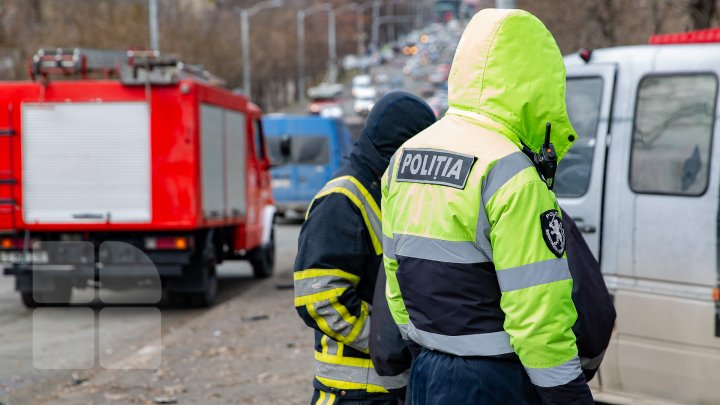 ACCIDENT GRAV în Capitală. A DOBORÂT cu maşina un copac şi s-a răsturnat într-un şanţ. Poliţia, pompierii, la faţa locului  (FOTO/VIDEO)