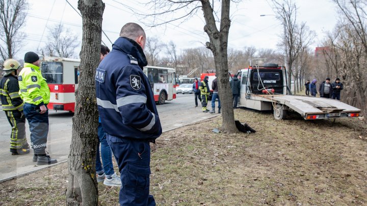 ACCIDENT GRAV în Capitală. A DOBORÂT cu maşina un copac şi s-a răsturnat într-un şanţ. Poliţia, pompierii, la faţa locului  (FOTO/VIDEO)