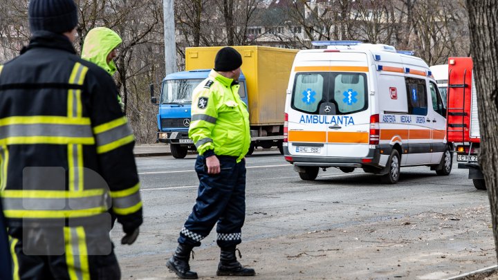 ACCIDENT GRAV în Capitală. A DOBORÂT cu maşina un copac şi s-a răsturnat într-un şanţ. Poliţia, pompierii, la faţa locului  (FOTO/VIDEO)