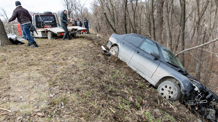 ACCIDENT GRAV în Capitală. A DOBORÂT cu maşina un copac şi s-a răsturnat într-un şanţ. Poliţia, pompierii, la faţa locului  (FOTO/VIDEO)