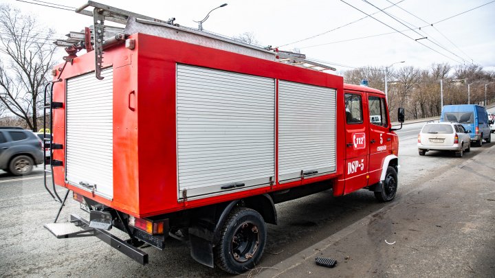 ACCIDENT GRAV în Capitală. A DOBORÂT cu maşina un copac şi s-a răsturnat într-un şanţ. Poliţia, pompierii, la faţa locului  (FOTO/VIDEO)