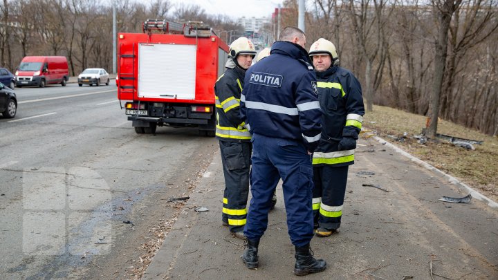 ACCIDENT GRAV în Capitală. A DOBORÂT cu maşina un copac şi s-a răsturnat într-un şanţ. Poliţia, pompierii, la faţa locului  (FOTO/VIDEO)