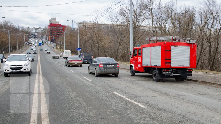 ACCIDENT GRAV în Capitală. A DOBORÂT cu maşina un copac şi s-a răsturnat într-un şanţ. Poliţia, pompierii, la faţa locului  (FOTO/VIDEO)