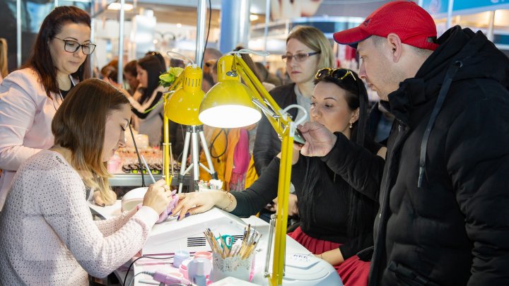 Sute de femei, în goană după frumuseţe. Ce poţi vedea pe standurile de la Beauty 2019 (FOTOREPORT)