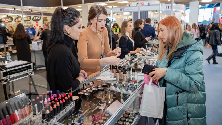 Sute de femei, în goană după frumuseţe. Ce poţi vedea pe standurile de la Beauty 2019 (FOTOREPORT)