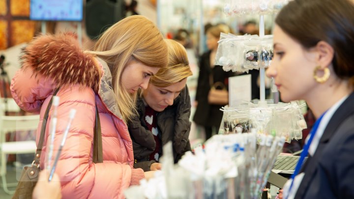 Sute de femei, în goană după frumuseţe. Ce poţi vedea pe standurile de la Beauty 2019 (FOTOREPORT)