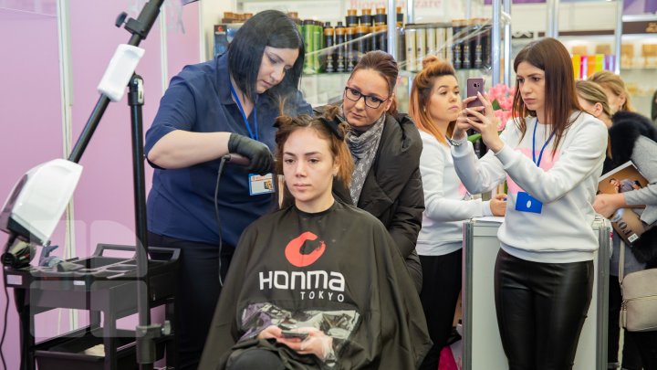 Sute de femei, în goană după frumuseţe. Ce poţi vedea pe standurile de la Beauty 2019 (FOTOREPORT)