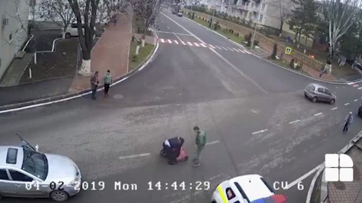 Un tânăr MORT DE BEAT și FĂRĂ PERMIS de conducere, trântit la pământ de poliție. A fugit și a intrat cu mașina într-un stâlp (VIDEO)