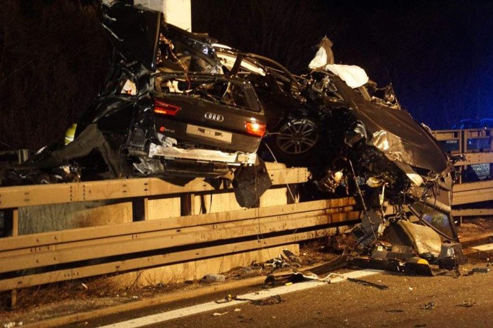 ACCIDENT TERIBIL: O maşină de lux, făcută una cu pământul, după ce a intrat într-un TIR, cu peste 200 de km/h (FOTO)