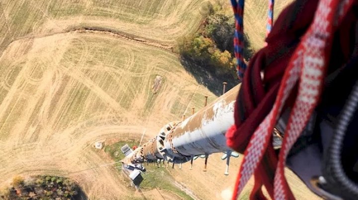 CURAJ NEBUN! Lucruri pe care le fac unii oameni şi ne lasă muţi de uimire (IMAGINI CARE ÎŢI VOR TĂIA RESPIRAŢIA)