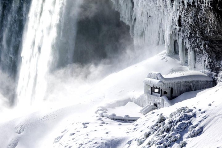 Imagini spectaculoase cu Niagara înghețată. Turiștii își fac selfie printre sloiuri (FOTO)