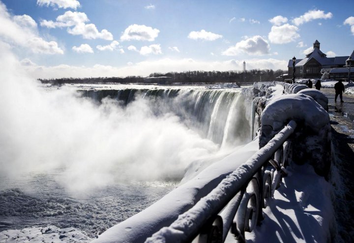 Imagini spectaculoase cu Niagara înghețată. Turiștii își fac selfie printre sloiuri (FOTO)