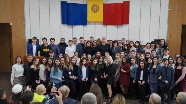 S-au implicat activ şi au fost premiaţi. Bunicii şi nepoţii grijulii din ţară au primit flori şi diplome (GALERIE FOTO)