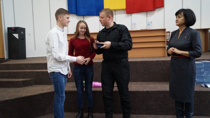 S-au implicat activ şi au fost premiaţi. Bunicii şi nepoţii grijulii din ţară au primit flori şi diplome (GALERIE FOTO)