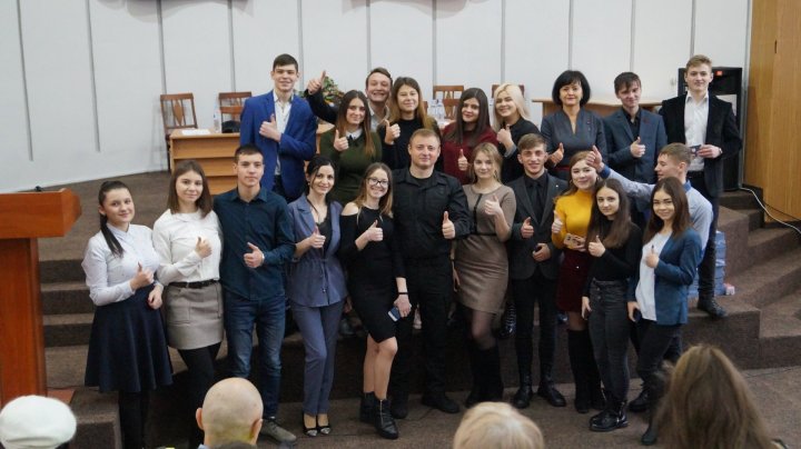 S-au implicat activ şi au fost premiaţi. Bunicii şi nepoţii grijulii din ţară au primit flori şi diplome (GALERIE FOTO)