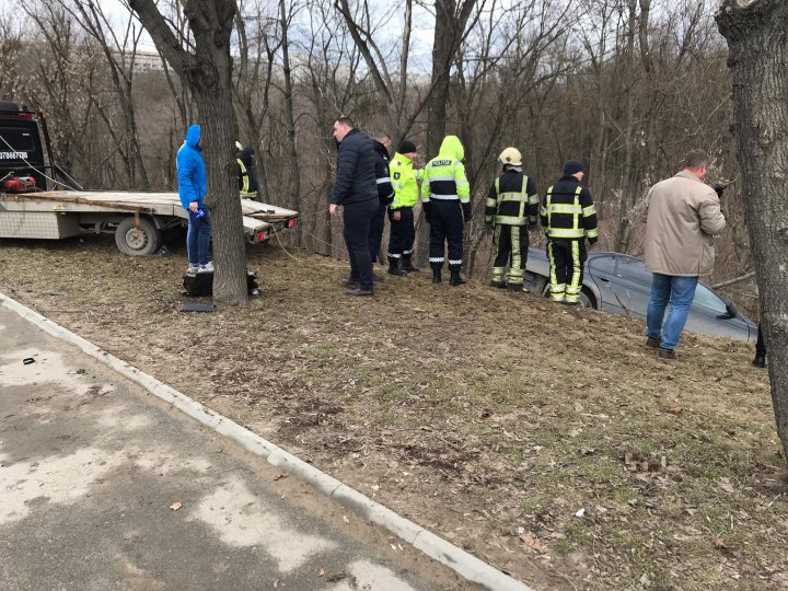 ACCIDENT GRAV în Capitală. A DOBORÂT cu maşina un copac şi s-a răsturnat într-un şanţ. Poliţia, pompierii, la faţa locului  (FOTO/VIDEO)