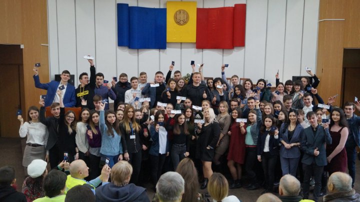 S-au implicat activ şi au fost premiaţi. Bunicii şi nepoţii grijulii din ţară au primit flori şi diplome (GALERIE FOTO)