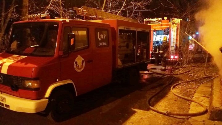 Doi bărbaţi AU ARS DE VII, într-un incendiu produs în sectorul Rîșcani al Capitalei (VIDEO/FOTO)