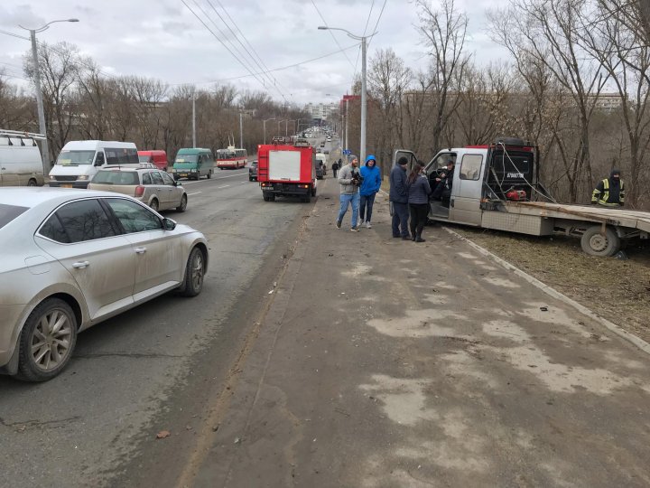 ACCIDENT GRAV în Capitală. A DOBORÂT cu maşina un copac şi s-a răsturnat într-un şanţ. Poliţia, pompierii, la faţa locului  (FOTO/VIDEO)