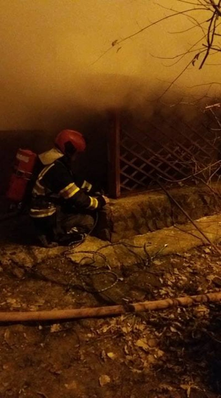 Doi bărbaţi AU ARS DE VII, într-un incendiu produs în sectorul Rîșcani al Capitalei (VIDEO/FOTO)