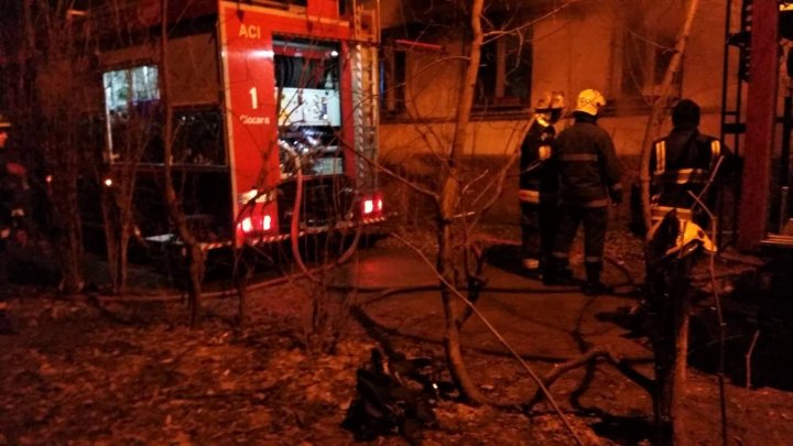 Doi bărbaţi AU ARS DE VII, într-un incendiu produs în sectorul Rîșcani al Capitalei (VIDEO/FOTO)