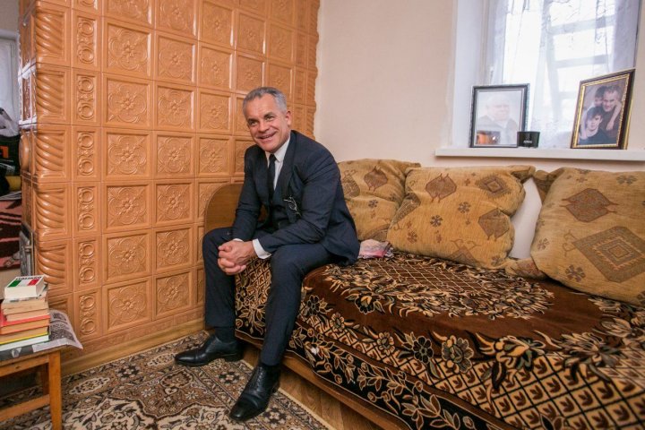 Vlad Plahotniuc, întâlnire de suflet cu mama şi surorile sale. Au depănat amintiri, au mâncat zeamă şi plăcinte (VIDEO)