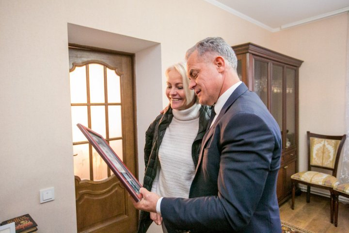 Vlad Plahotniuc, întâlnire de suflet cu mama şi surorile sale. Au depănat amintiri, au mâncat zeamă şi plăcinte (VIDEO)