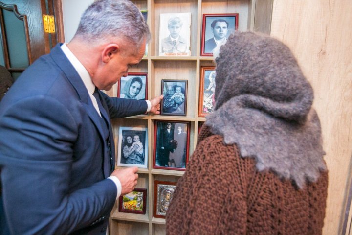 Vlad Plahotniuc, întâlnire de suflet cu mama şi surorile sale. Au depănat amintiri, au mâncat zeamă şi plăcinte (VIDEO)