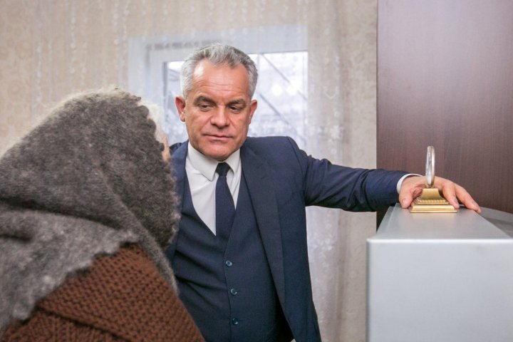 Vlad Plahotniuc, întâlnire de suflet cu mama şi surorile sale. Au depănat amintiri, au mâncat zeamă şi plăcinte (VIDEO)