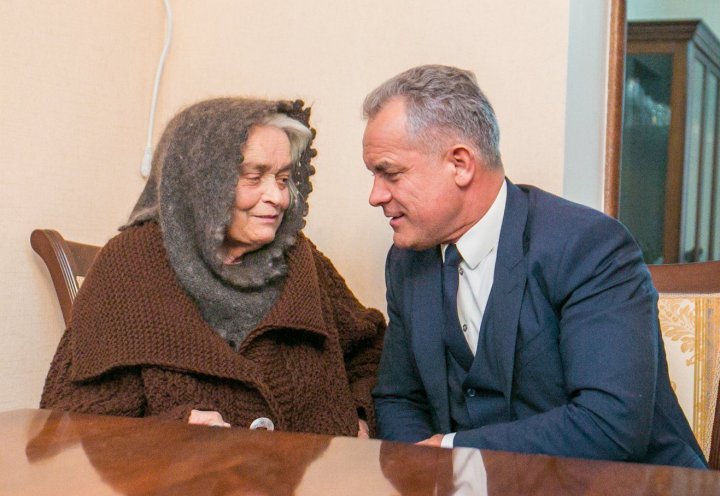 Vlad Plahotniuc, întâlnire de suflet cu mama şi surorile sale. Au depănat amintiri, au mâncat zeamă şi plăcinte (VIDEO)