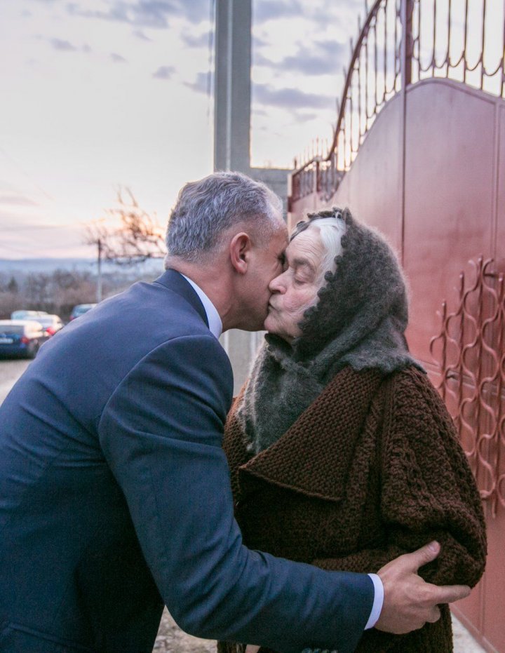 Vlad Plahotniuc, întâlnire de suflet cu mama şi surorile sale. Au depănat amintiri, au mâncat zeamă şi plăcinte (VIDEO)